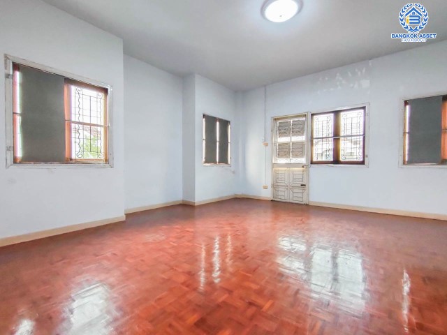 ทาวน์เฮ้าส์มือสองย่านนนทบุรี ม.นันทนาการ์เด้นท์ 1 ท่าอิฐ หลังมุม! บนเนื้อที่ 27.5 ตร.ว. ฟังก์ชัน 2 ห้องนอน 2 ห้องน้ำ 1 ที่จอดรถ แถมฟรี! 1 เครื่องทำน้ำอุ่น บ้านสวย ทำเลดีมาก เชื่อมต่อถ.ราชพฤกษ์, ถ.รัตนาธิเบศร์ ใกล้รถไฟฟ้าสายสีม่วง "สถานีบางรักน้อยท่าอิฐ" และทางด่วน "งามวงศ์วาน"